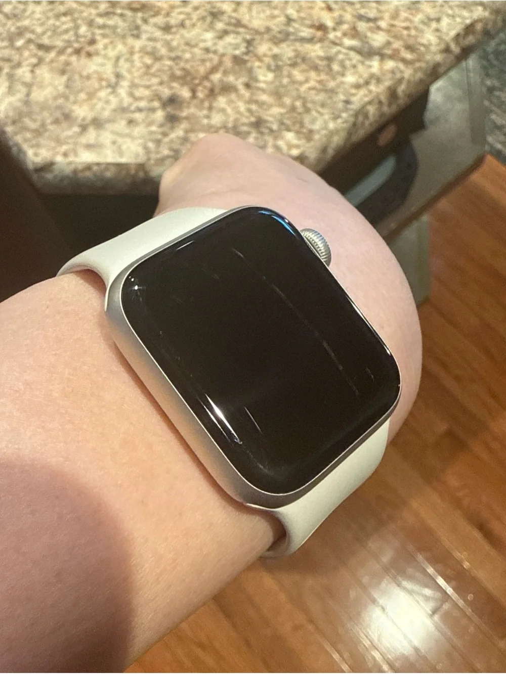 Apple Watch SE 2nd Gen with Starlight Aluminum Case and Starlight Sport Band